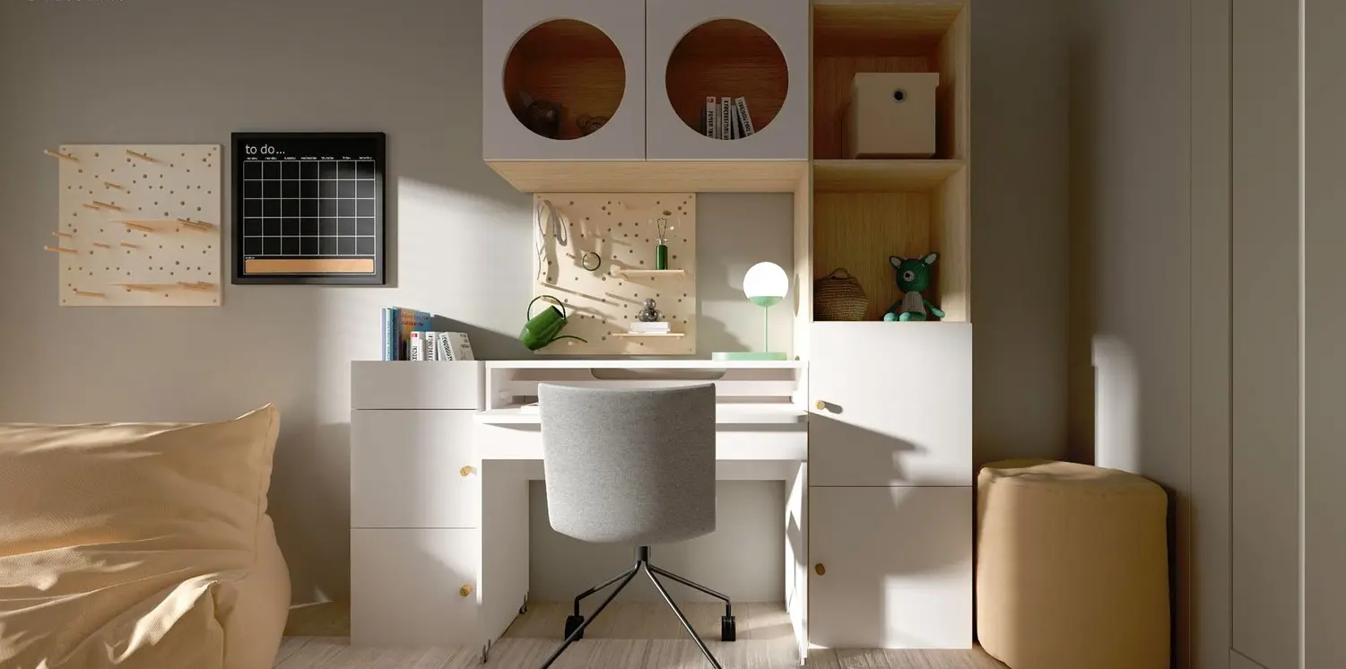 Symmetrisch eingerichtetes Jugendzimmer mit einem Schreibtisch und hohem Regal